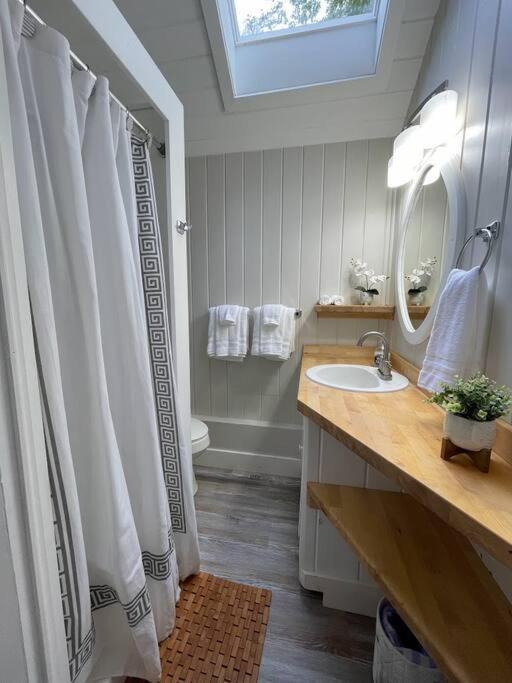 Spacious 1 Bedroom Cottage Close To Everything 3 Edgecomb Eksteriør billede