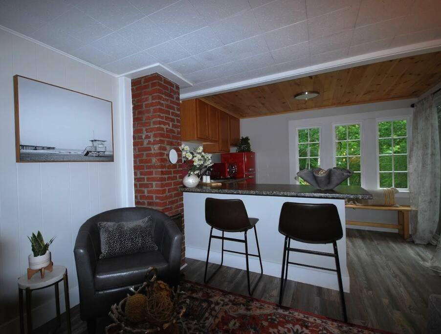 Spacious 1 Bedroom Cottage Close To Everything 3 Edgecomb Eksteriør billede